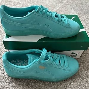 Suede classic mono gold! Brand new!! Never worn, w/ box 😍